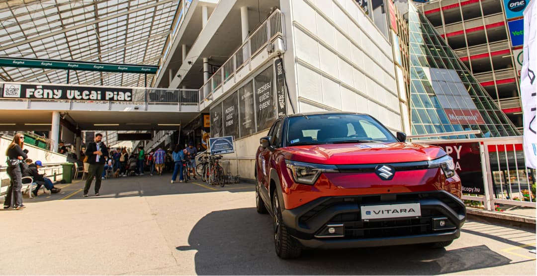 Piros Suzuki eVITARA a Fény Utcai Piac bejáratánál