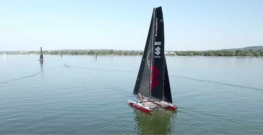A képen a Team Suzuki katamaránja látható a Balatonon, háttérben több katamaránnal