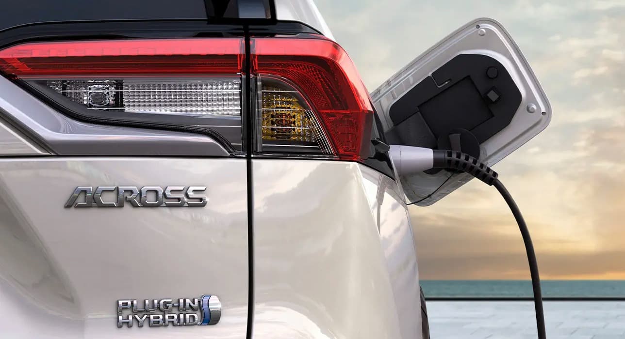 Jégfehér Suzuki Across töltés közben