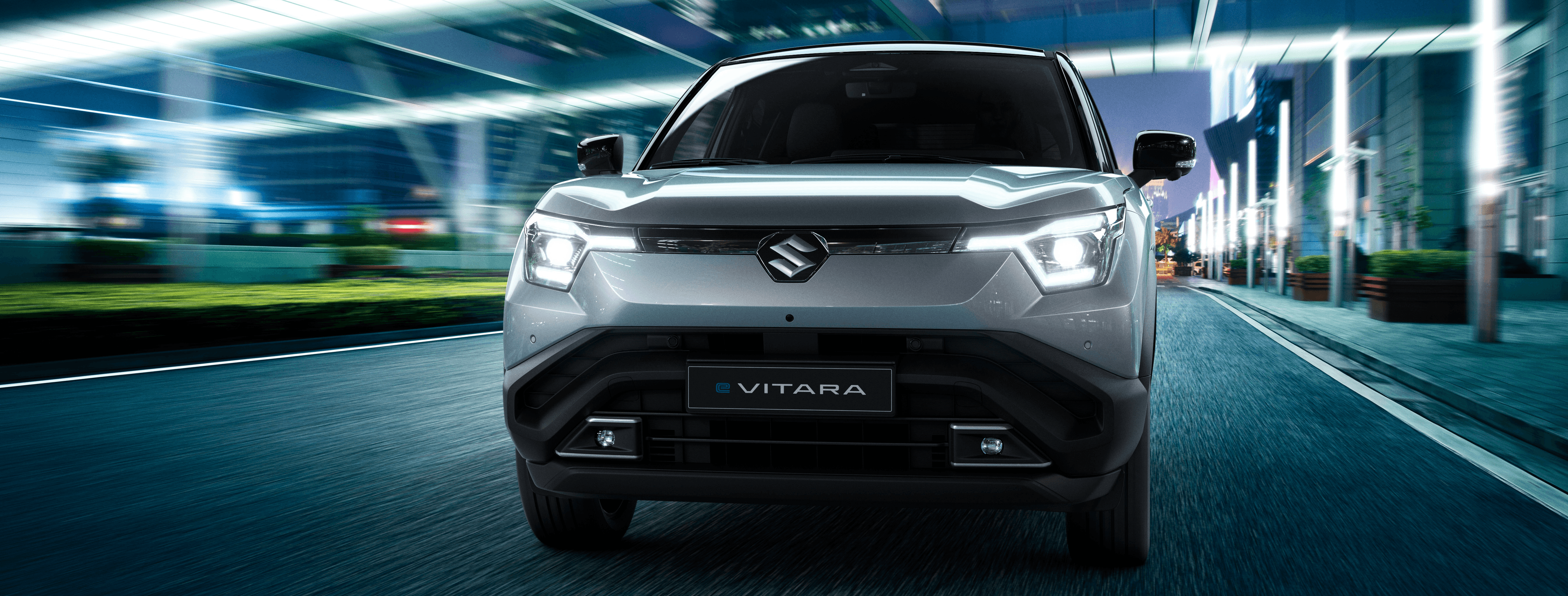 Suzuki eVITARA egy sötét környezetben, neonfények által megvilágítva