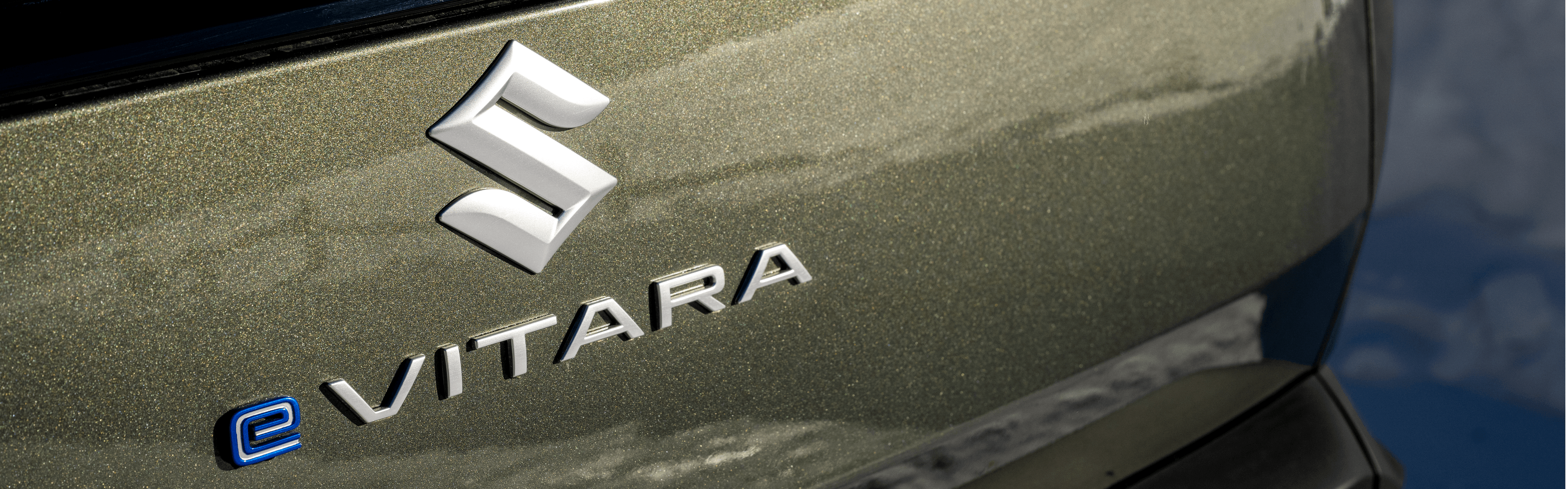 Suzuki eVITARA hátsó embléma – elektromos SUV állami támogatással