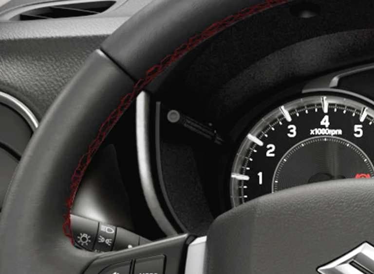 Suzuki Vitara GLX Urban Black kormány narancssárga varrással